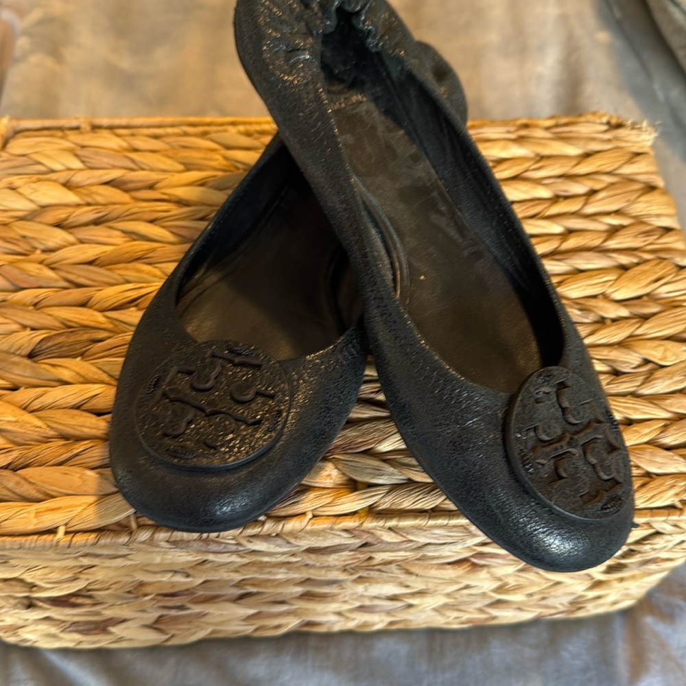 Tory Burch black pebble leather flags size 8 1/2